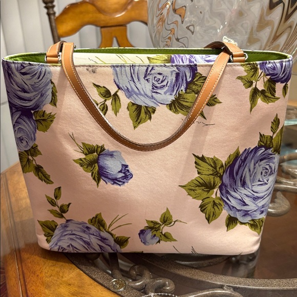 kate spade Handbags - Rare- Kate Spade New York Sam bag featuring a blue cabbage rose